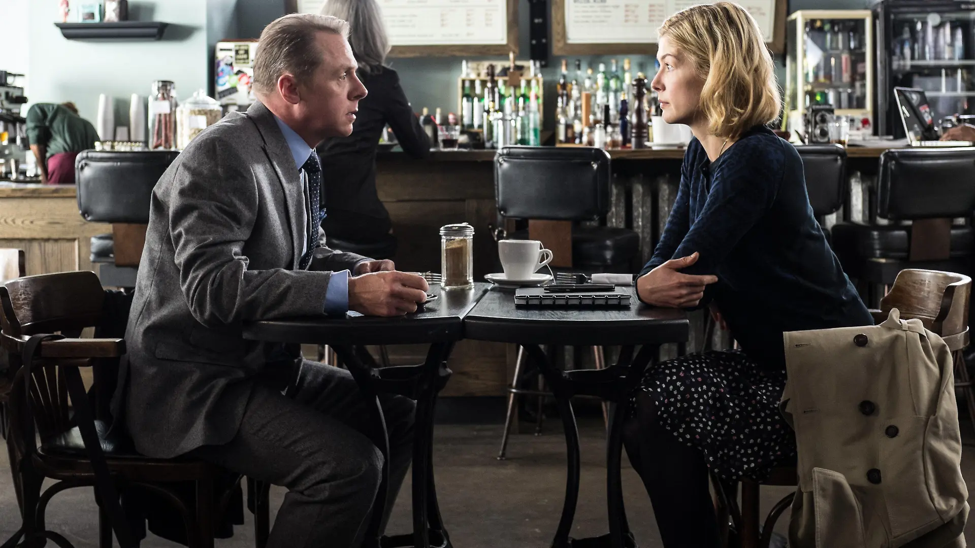 HANDOUT - Simon Pegg als Hector und Rosamund Pike als Clara in einer undatierten Szene des Films «Hectors Reise oder Die Suche nach dem Glück». Der Film kommt am 14.08.2014 ins Kino. Foto: Wild Bunch Germany/dpa (zu dpa-Kinostarts vom 07.08.2014 - ACHTUNG: Verwendung nur für redaktionelle Zwecke im Zusammenhang mit der Berichterstattung über diesen Film und nur mit Urheber-Nennung Foto: Wild Bunch Germany) +++(c) dpa - Bildfunk+++