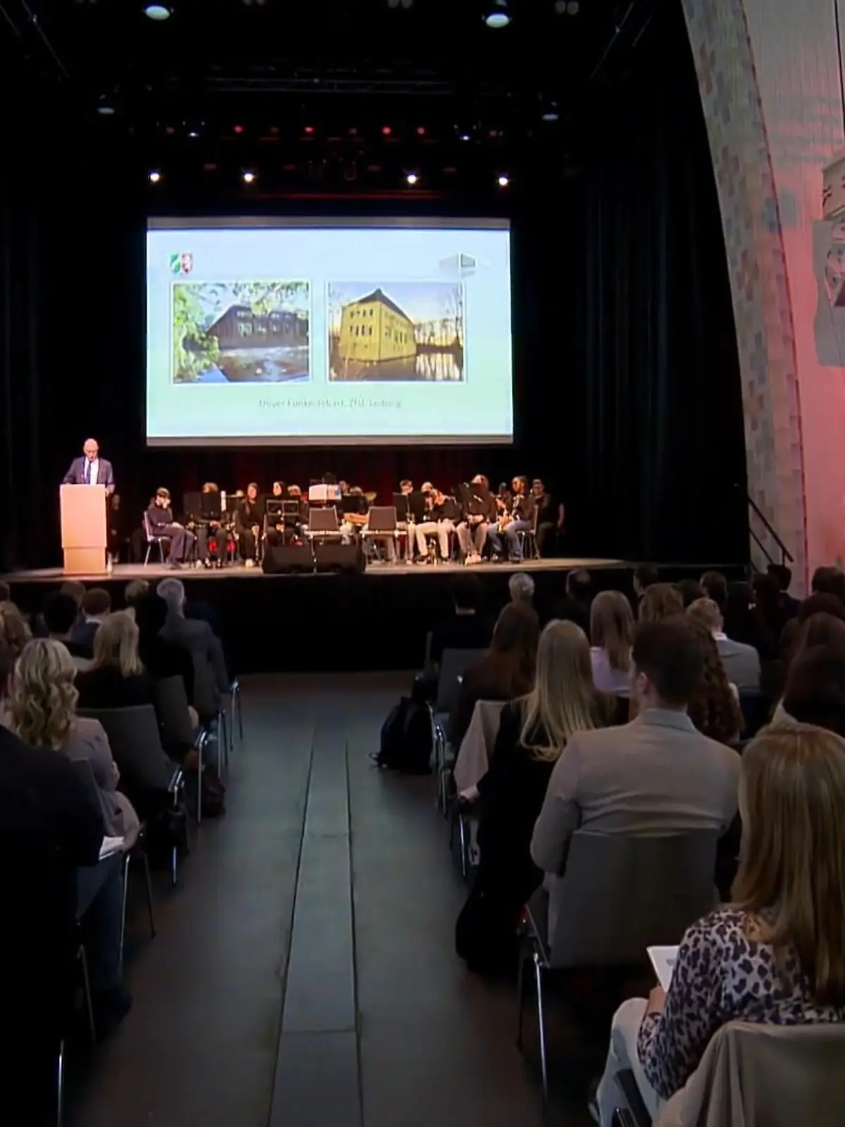 Bild zu: "Lehrer-Vereidigung in Gelsenkirchen"