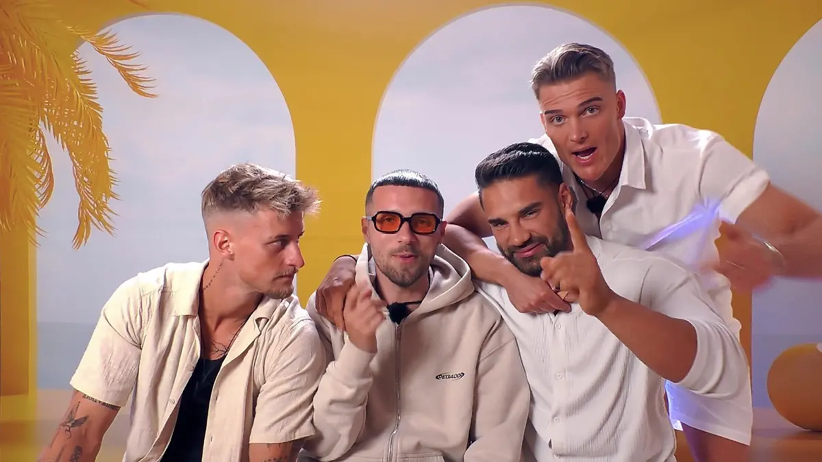 Aleks Petrovic (zweiter von rechts) mit Laurenz, Wladi und Marwin (r) bei „Temptation Island VIP”