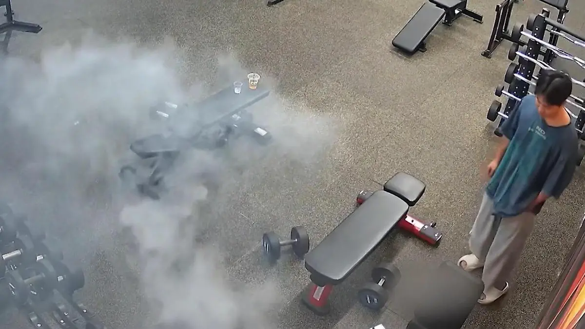 Sorge vor Explosion! Rauchwolke im Fitnessstudio – wegen Tollpatsch-Sportler Trainingspartner ergreifen Flucht