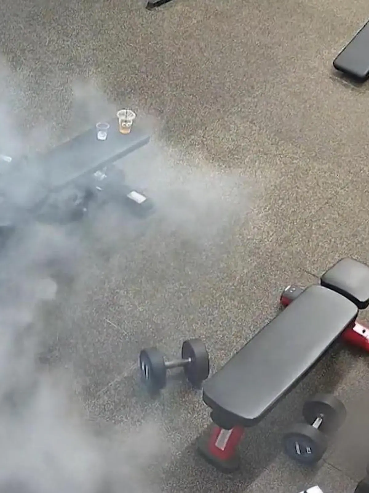 Bild zu: "Sorge vor Explosion! Rauchwolke im Fitnessstudio – wegen Tollpatsch-Sportler"