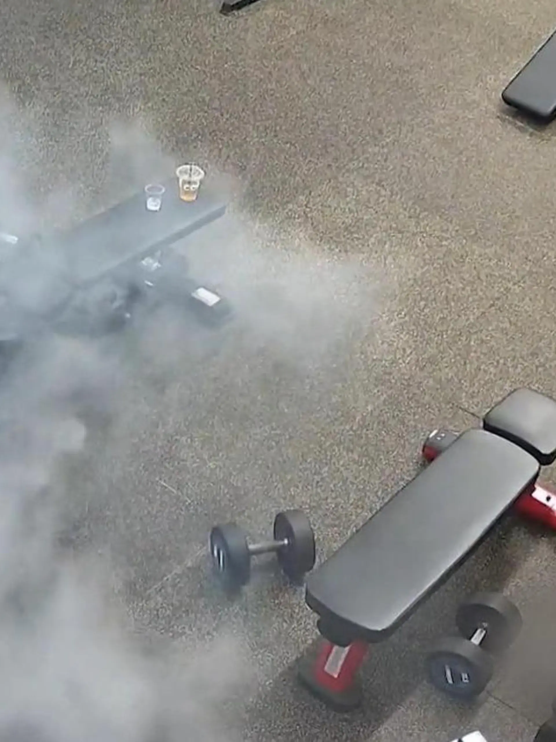 Bild zu: "Sorge vor Explosion! Rauchwolke im Fitnessstudio – wegen Tollpatsch-Sportler"