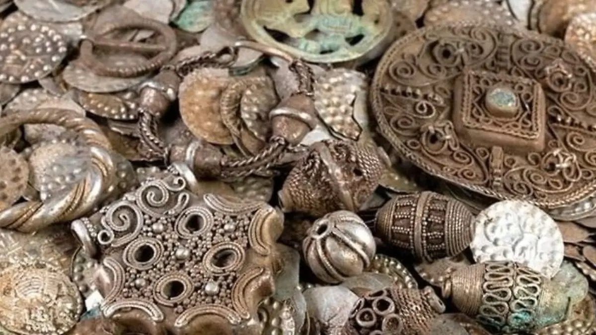 Um die 20.000 Silbermünzen und Schmuck entdeckt der Angler.