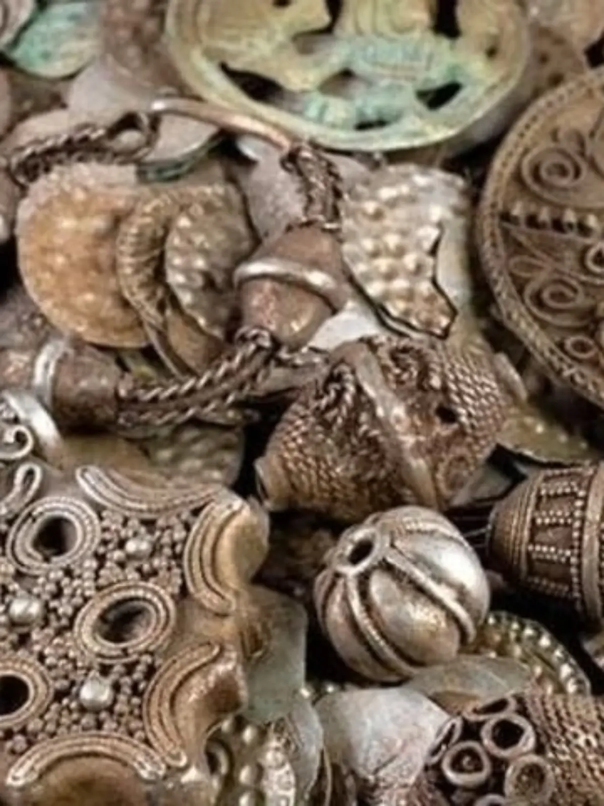 Um die 20.000 Silbermünzen und Schmuck entdeckt der Angler.