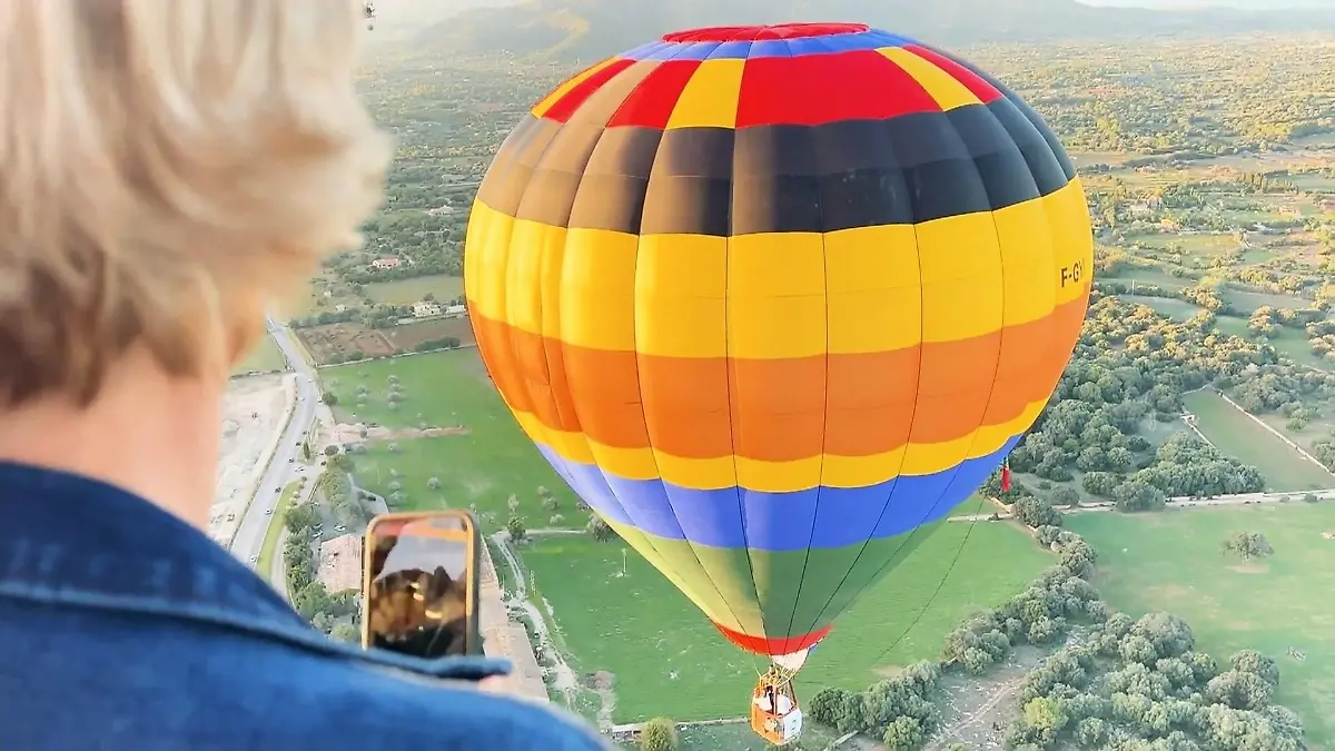 Ehepaar hebt ab im Ballon Traum vom Heißluftballon