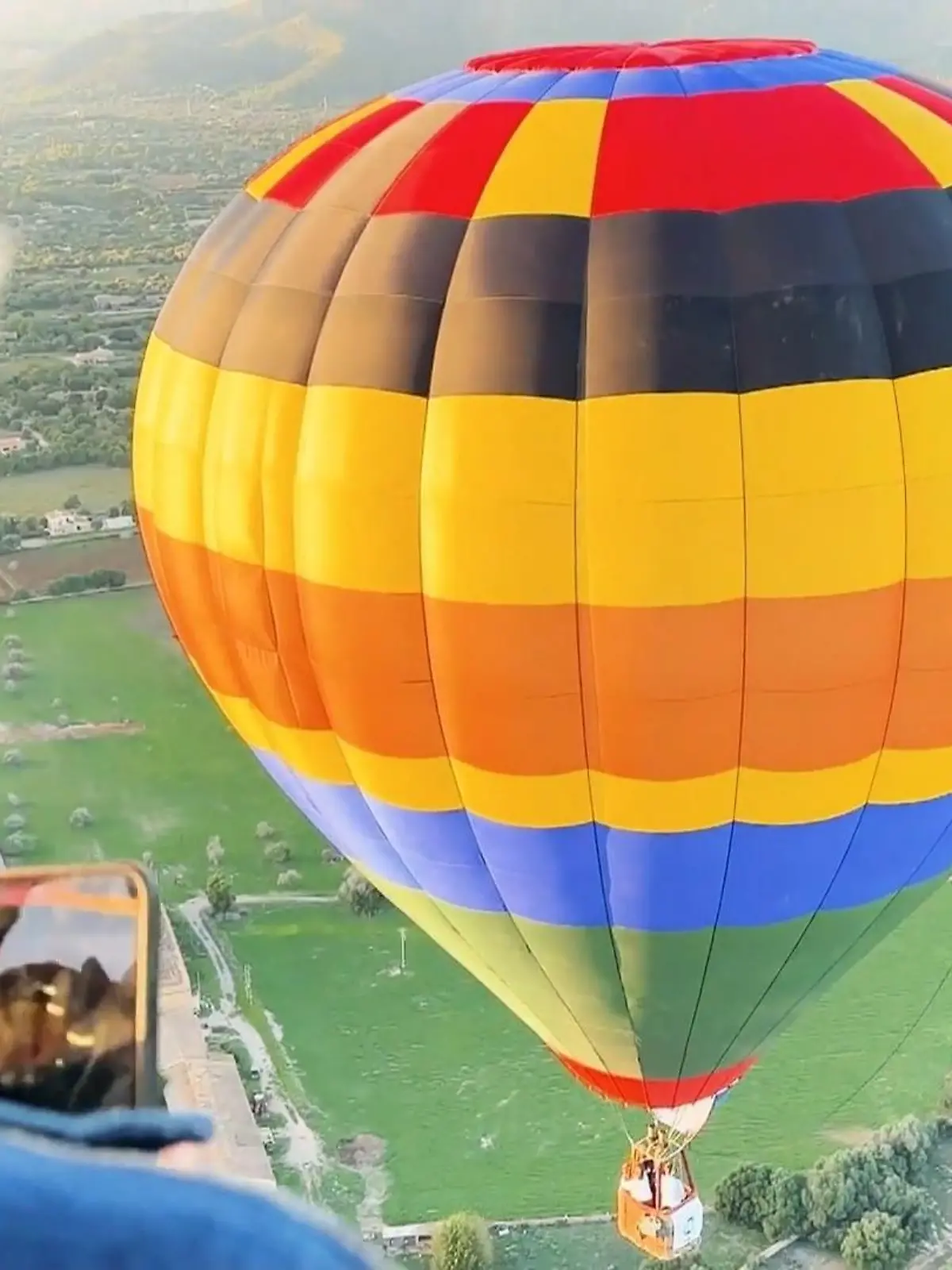 Bild zu: "Ehepaar hebt ab im Ballon"