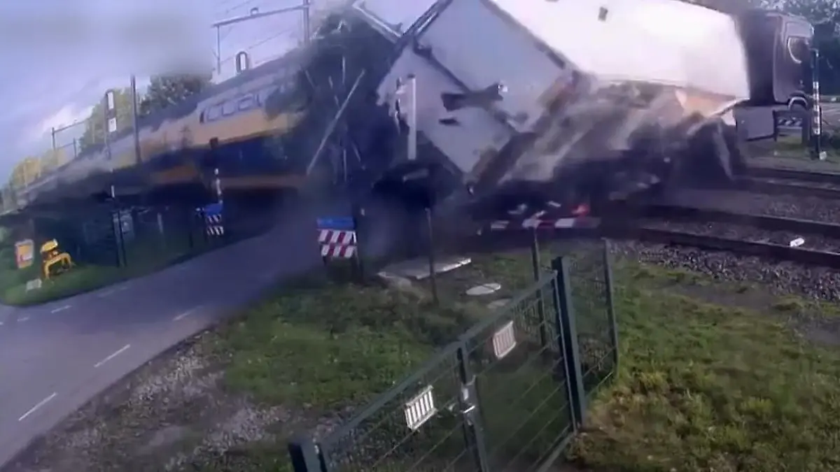 Tausende Birnen fliegen durch die Luft! Zug rast ungebremst in Lkw Schock-Video soll aufklären