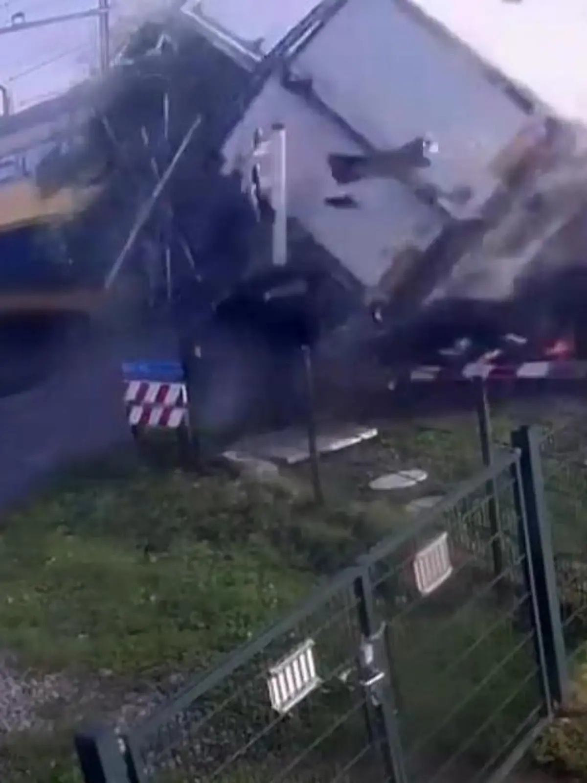 Bild zu: "Tausende Birnen fliegen durch die Luft! Zug rast ungebremst in Lkw"