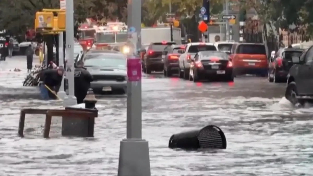 Rekord-Regen in New York! Millionenmetropole steht unter Wasser Zwei Menschen sterben bei Unwetter