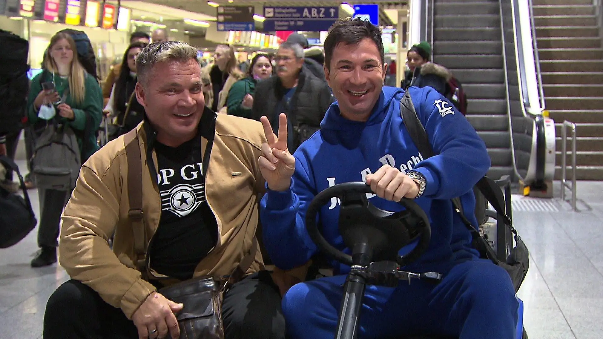 Auf nach Australien! Peter Klein und Lucas Cordalis sind am Flughafen Frankfurt guter Dinge