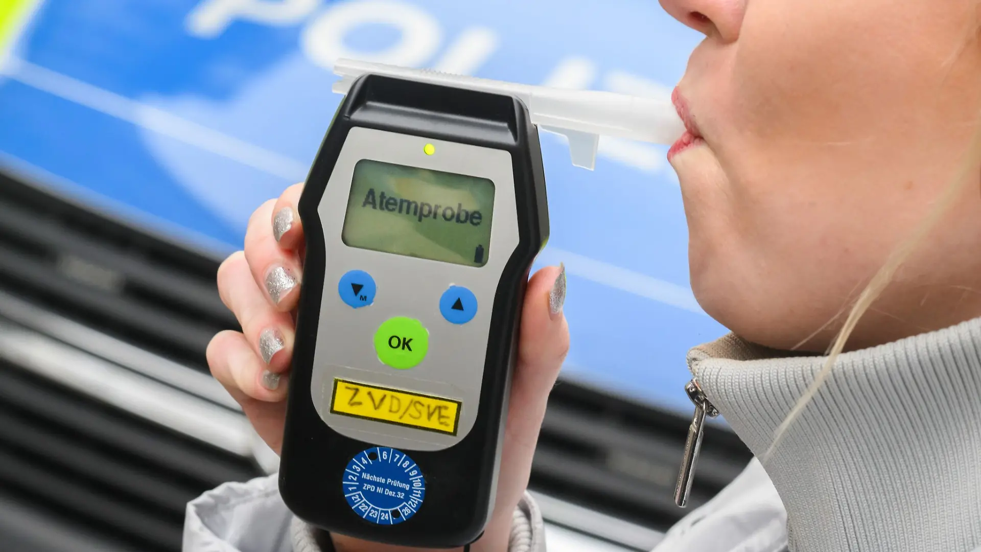 Die Polizei führte bei der Autofahrerin einen Atemalkoholtest durch. (Symbolbild)