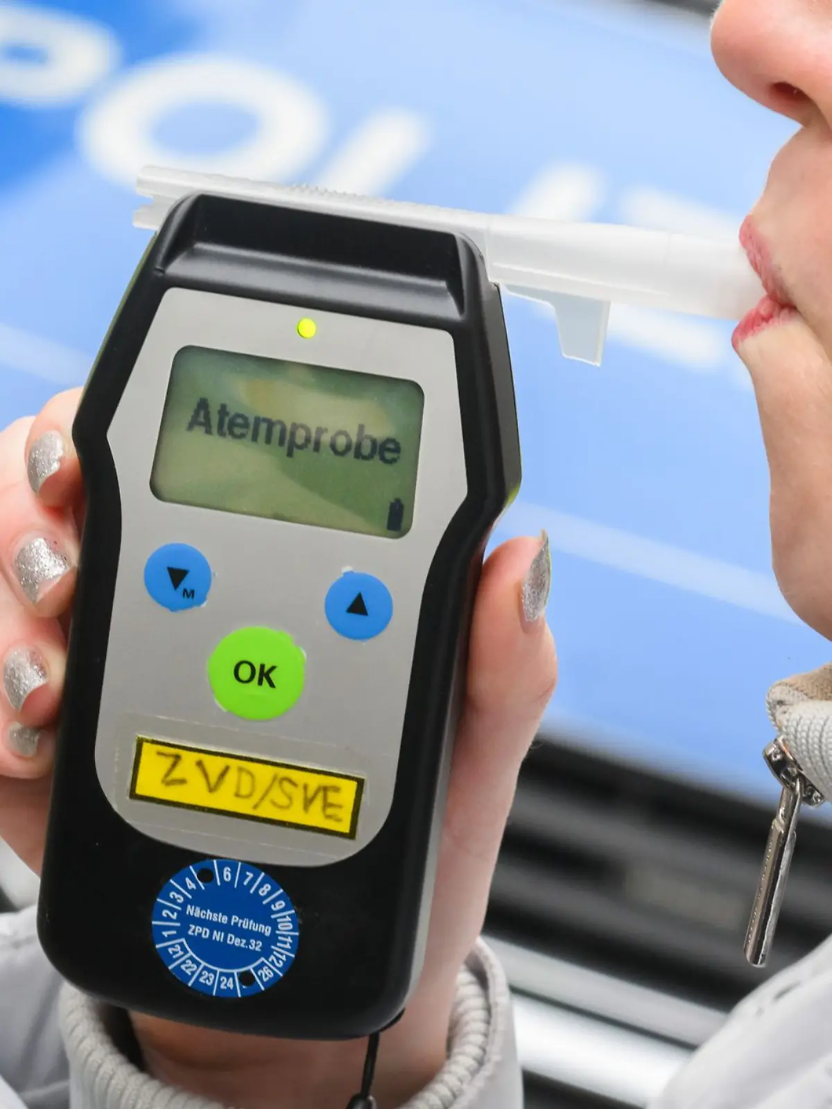 Bild zu: "Betrunkene Mutter fährt mit sieben Kindern Auto - ein Kleinkind steckte im Kofferraum!"