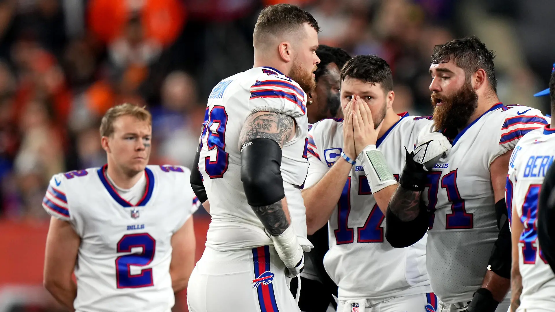 NFL, American Football Herren, USA Buffalo Bills at Cincinnati Bengals Jan 2, 2023 Cincinnati, Ohio, USA Buffalo Bills quarterback Josh Allen 17 and the Buffalo Bills react as Buffalo Bills safety Damar Hamlin 3 is tended to on the field after a collision in the first quarter against the Cincinnati Bengals at Paycor Stadium. Cincinnati Paycor Stadium Ohio USA, EDITORIAL USE ONLY PUBLICATIONxINxGERxSUIxAUTxONLY Copyright: xKareemxElgazzarx 20230102_tbs_vw2_176