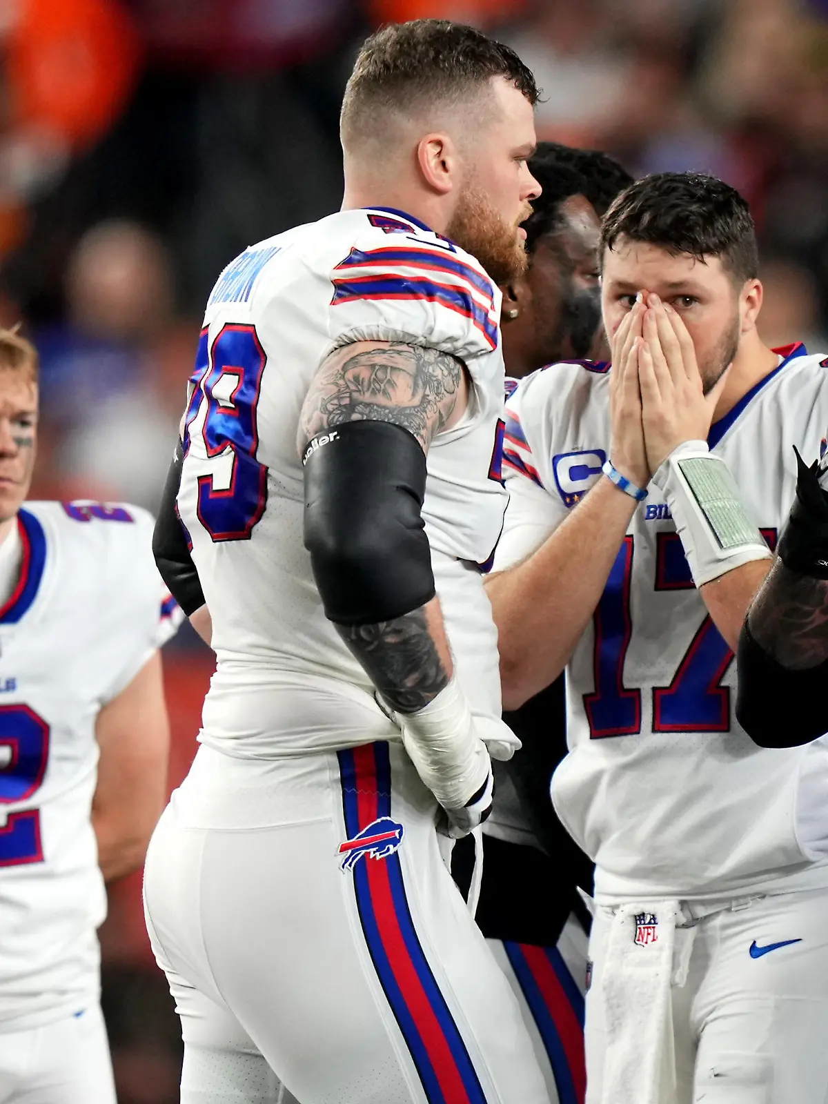 NFL, American Football Herren, USA Buffalo Bills at Cincinnati Bengals Jan 2, 2023 Cincinnati, Ohio, USA Buffalo Bills quarterback Josh Allen 17 and the Buffalo Bills react as Buffalo Bills safety Damar Hamlin 3 is tended to on the field after a collision in the first quarter against the Cincinnati Bengals at Paycor Stadium. Cincinnati Paycor Stadium Ohio USA, EDITORIAL USE ONLY PUBLICATIONxINxGERxSUIxAUTxONLY Copyright: xKareemxElgazzarx 20230102_tbs_vw2_176