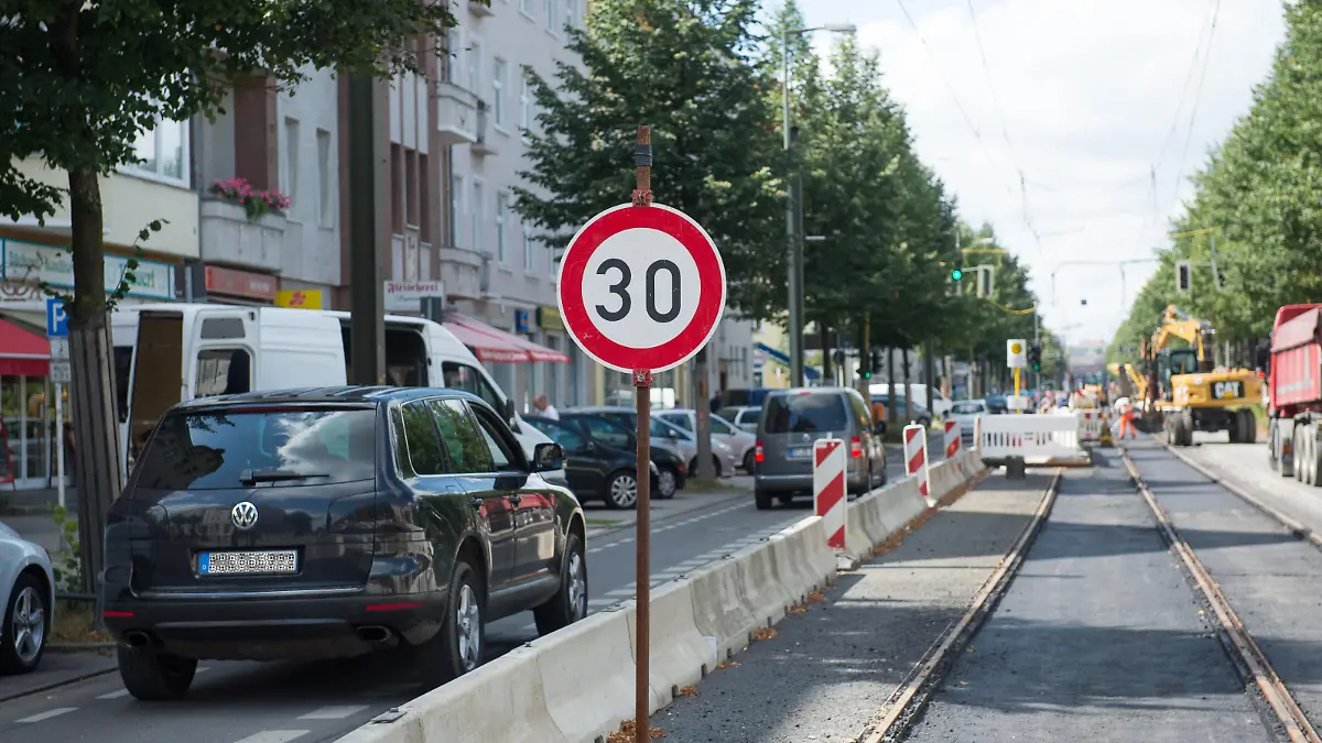 Ein Verkehrsschild fordert Tempo 30 entlang einer wegen Straßenbauarbeiten einspurigen Strecke in der Berliner Konrad-Wolf-Straße.