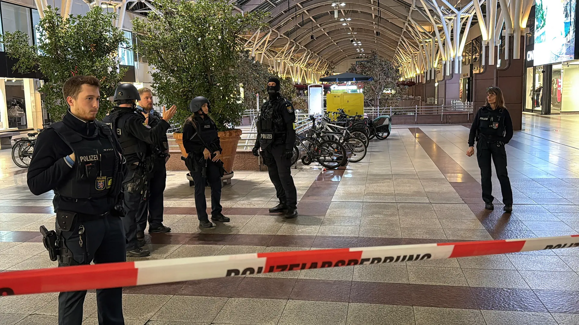 Police closes a shopping mall in Frankfurt
