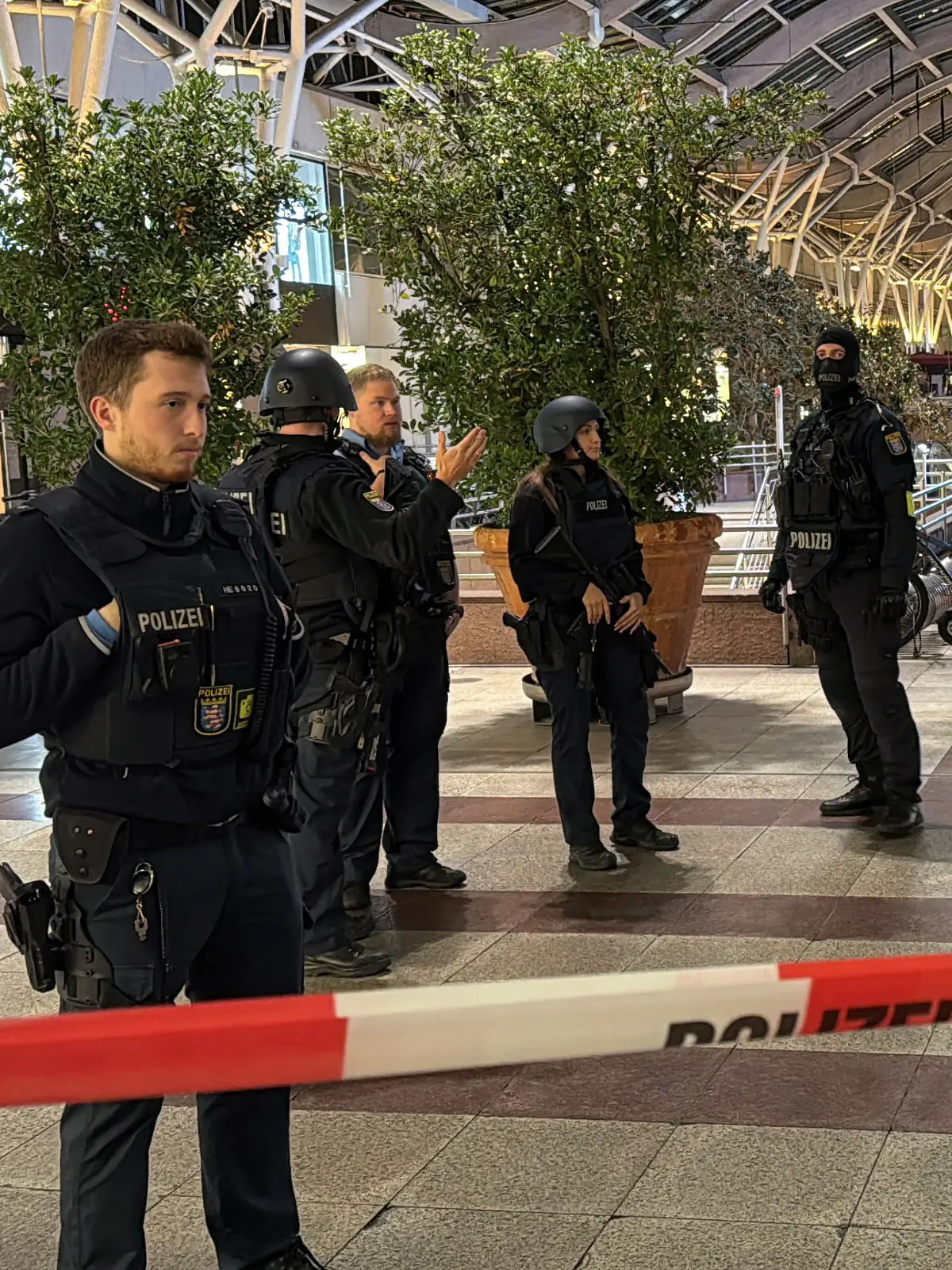Police closes a shopping mall in Frankfurt