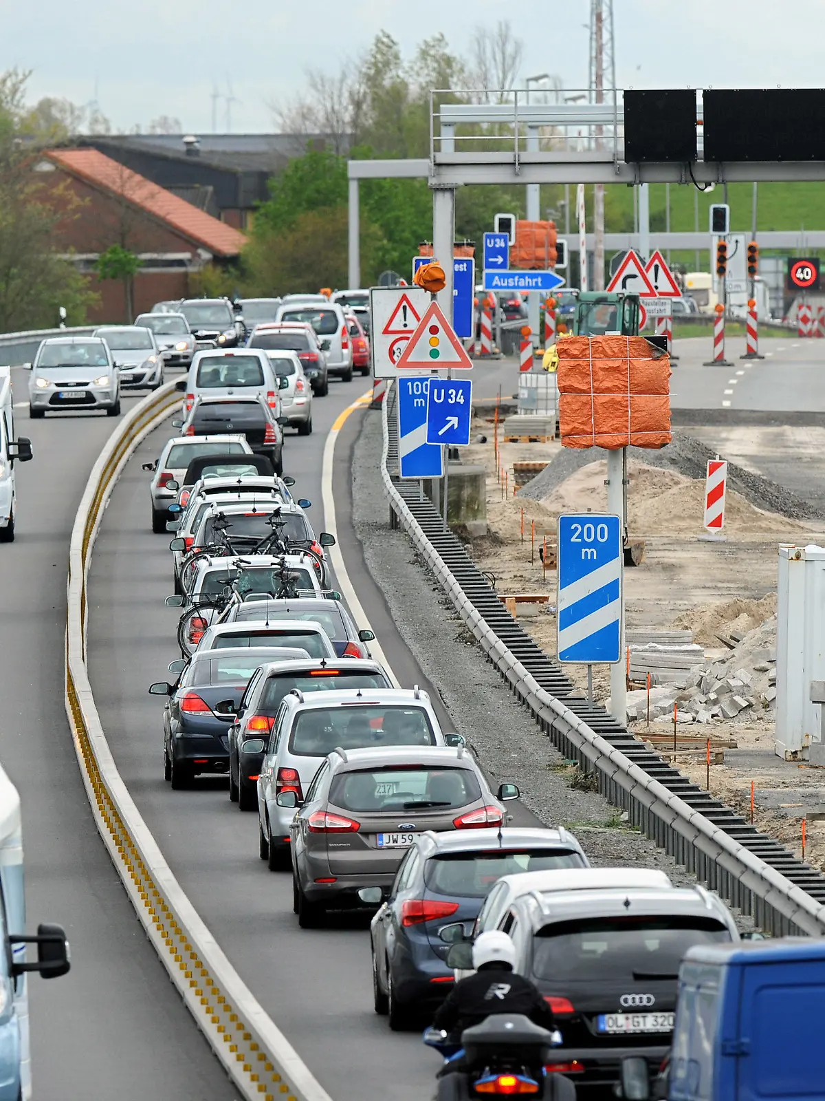 ARCHIV - Der Verkehr staut sich am 18.04.2014 auf der Autobahn A31 vor der Baustelle Emstunnel bei Leer (Niedersachsen). Foto: Ingo Wagner/dpa (zu dpa-Meldung "«BamS»: «Rekordzahl» an Baustellen zur Ferienzeit" vom 20.07.2014) +++(c) dpa - Bildfunk+++