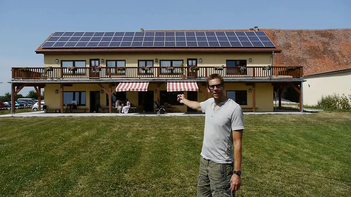 RTL-Undercover-Reporter Wolfram Kuhnigk deckt die trügerische Idylle in der Klosteranlage Klosterzimmern in der Gemeinde Deiningen, bei der vermeintlich urchristlichen Gemeinschaft "12 Stämme" auf, die unter dem Verdacht der Kindesmisshandlung steht.