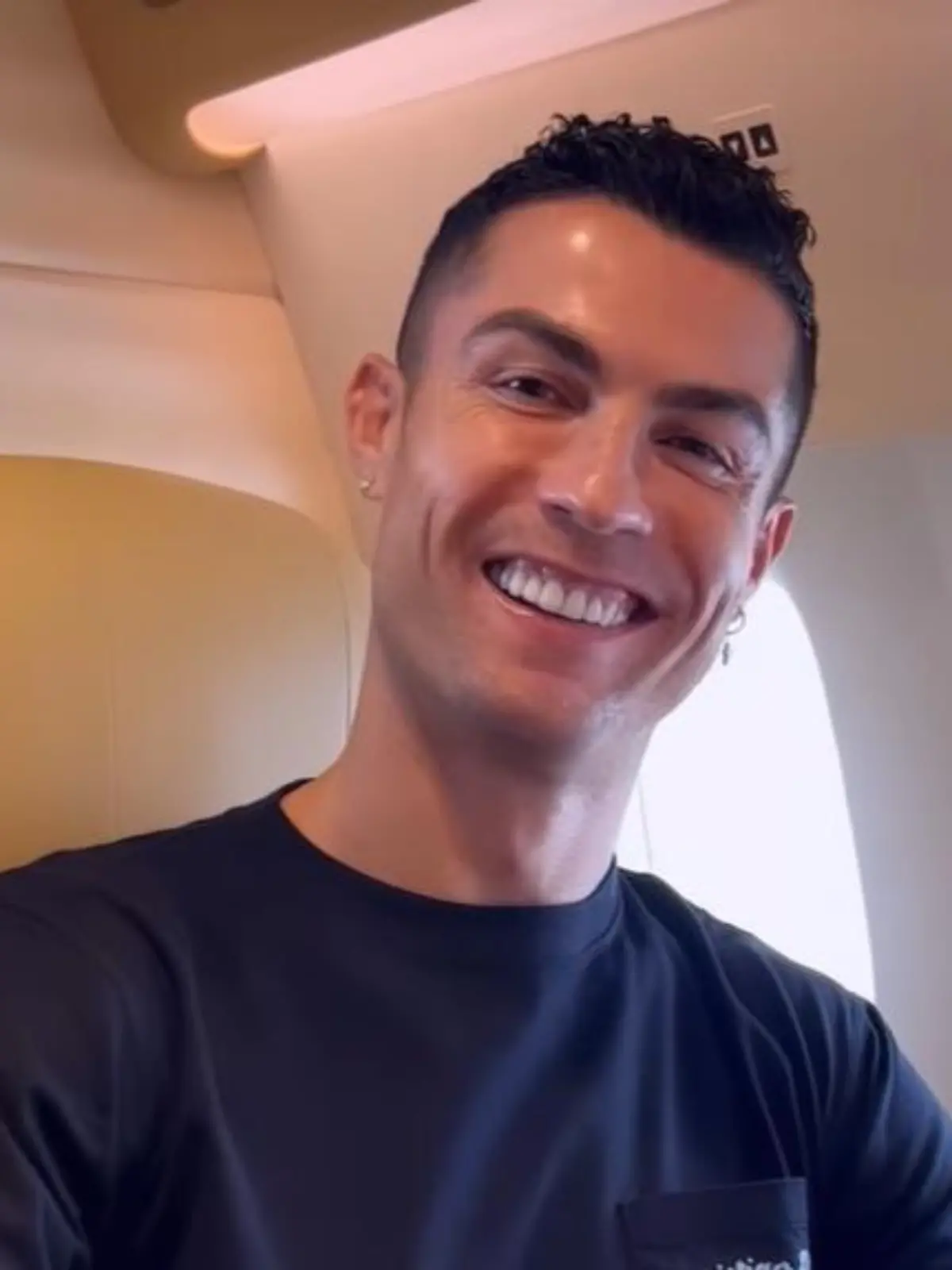 Breit lächelnd grüßt CR7 in einer Insta-Botschaft seine neuen Fans in Saudi-Arabien