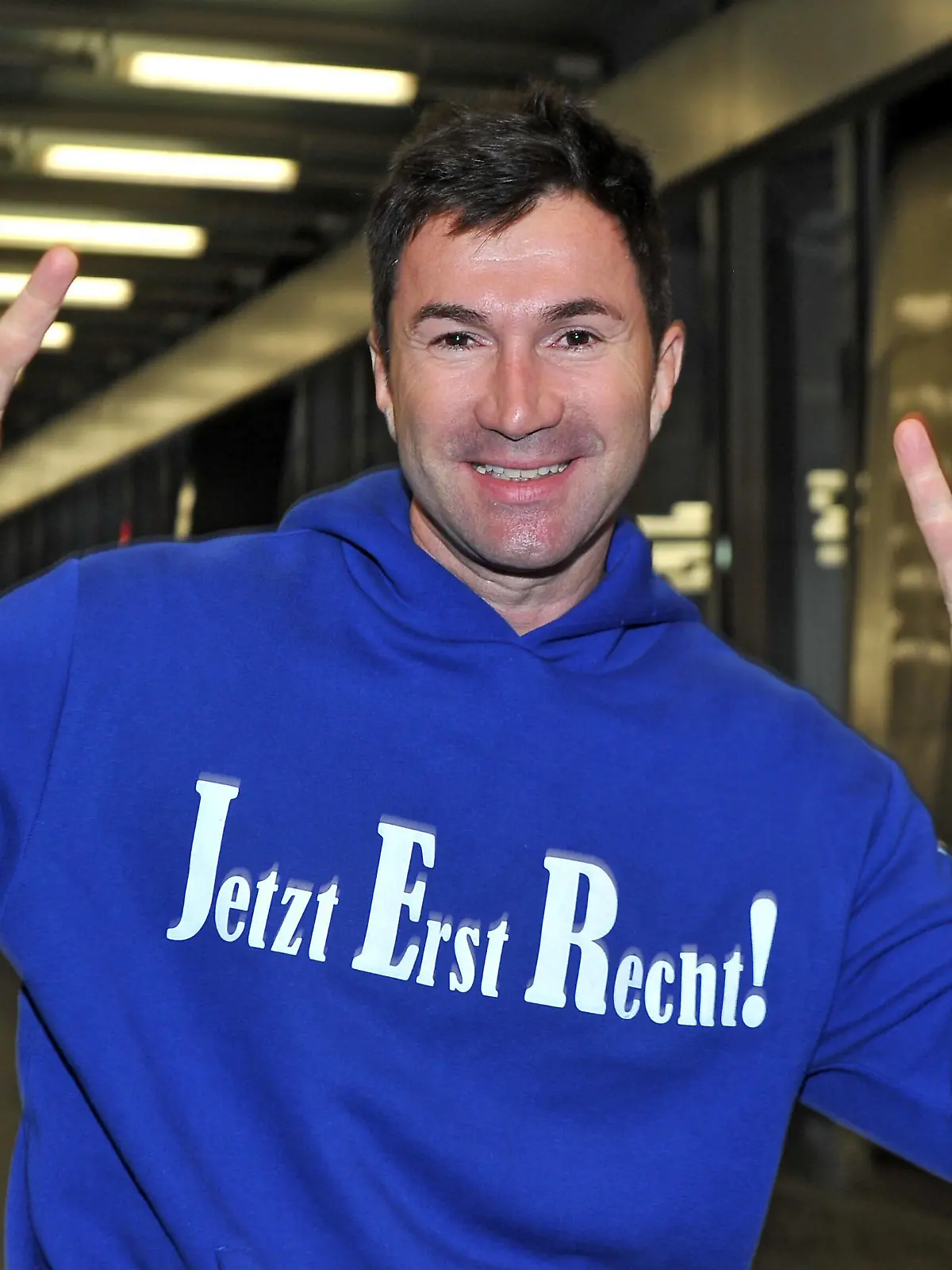  RTL - Dschungelcamp 2023. Lucas Cordalis anläßlich der Abreise der Kandidaten der RTL - Sendung Ich bin ein Star - holt mich hier raus zum Dschungel-Camp 2023 in Australien am 02.01.2023 auf dem Flughafen Frankfurt / Main. 20230102MWI53838 *** RTL jungle camp 2023 Lucas Cordalis on the occasion of the departure of the candidates of the RTL program I am a star get me out of here to the jungle camp 2023 in Australia on 02 01 2023 at Frankfurt Main Airport 20230102MWI53838