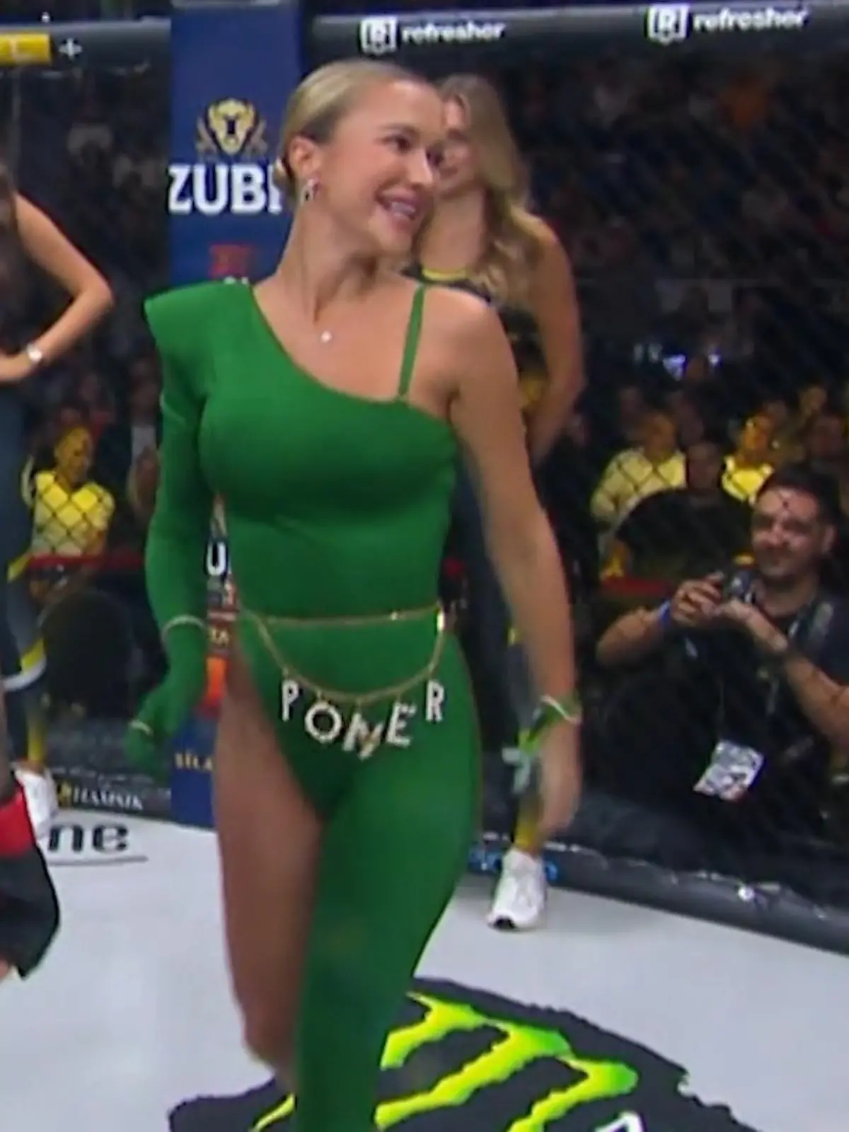 Bild zu: "Sexy Glückwünsche! Sie stiehlt bei Oktagon 79 allen die Show"