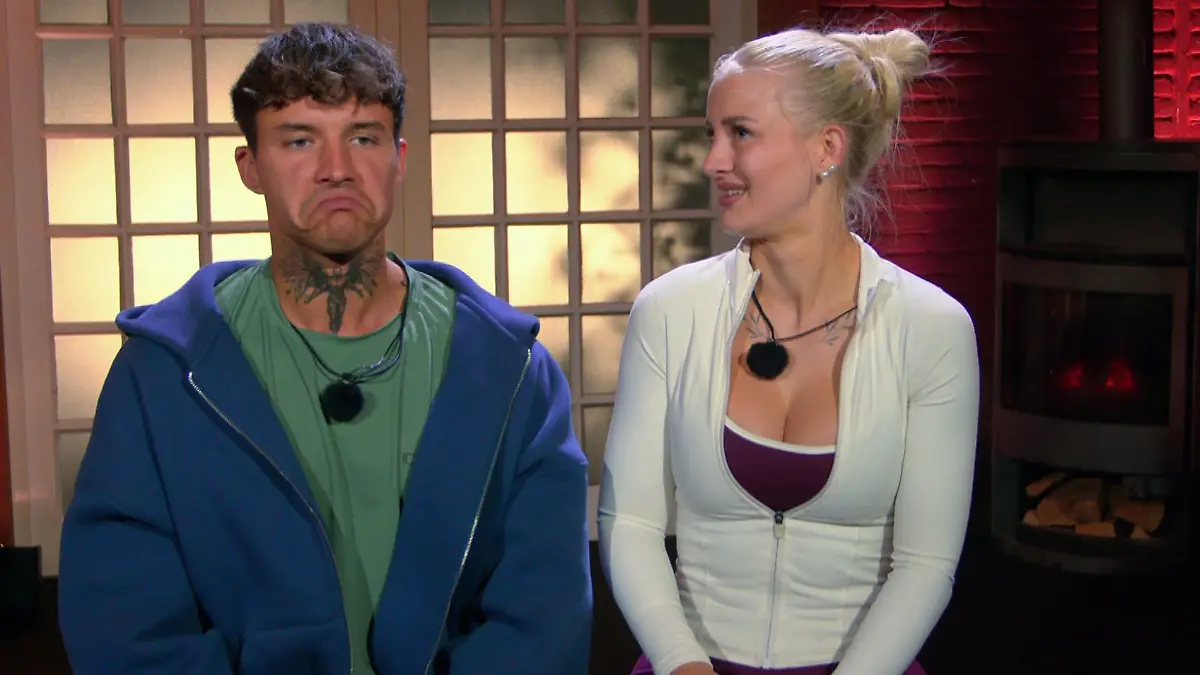 Micha juckt nicht, was seine Freundin Edda an ihm kritisiert.