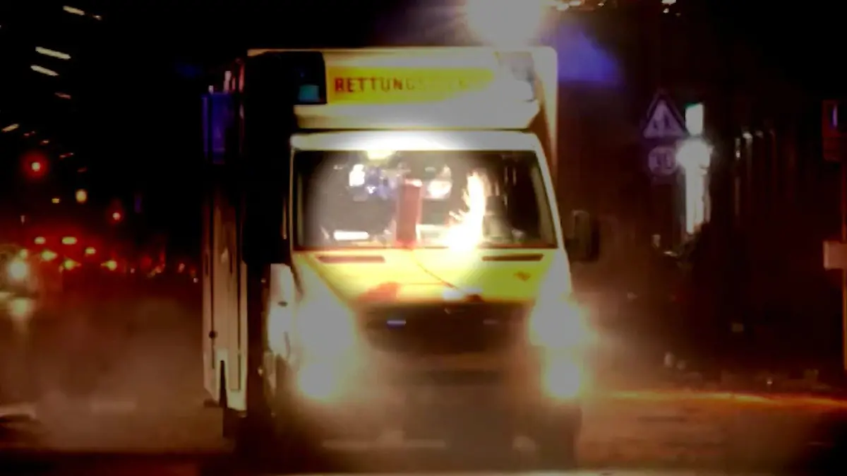 Bei Angriffen in der Silvesternacht in Berlin sind nach jüngsten Angaben der Polizei 41 ihrer Einsatzkräfte verletzt worden. Die Feuerwehr beklagte nach Angaben vom Sonntag 15 Verletzte.