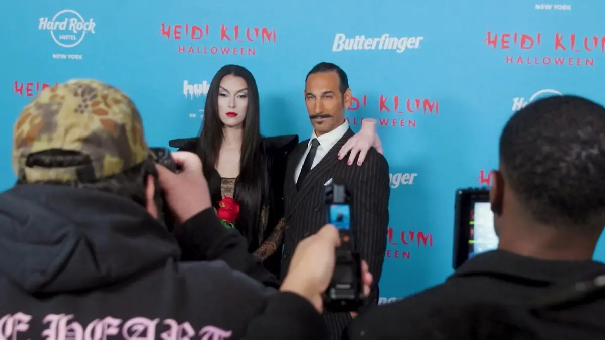 Rebecca Mir und Massimo Sinato feiern bei Heidi Klums Halloween-Party Eiskaltes Händchen inklusive