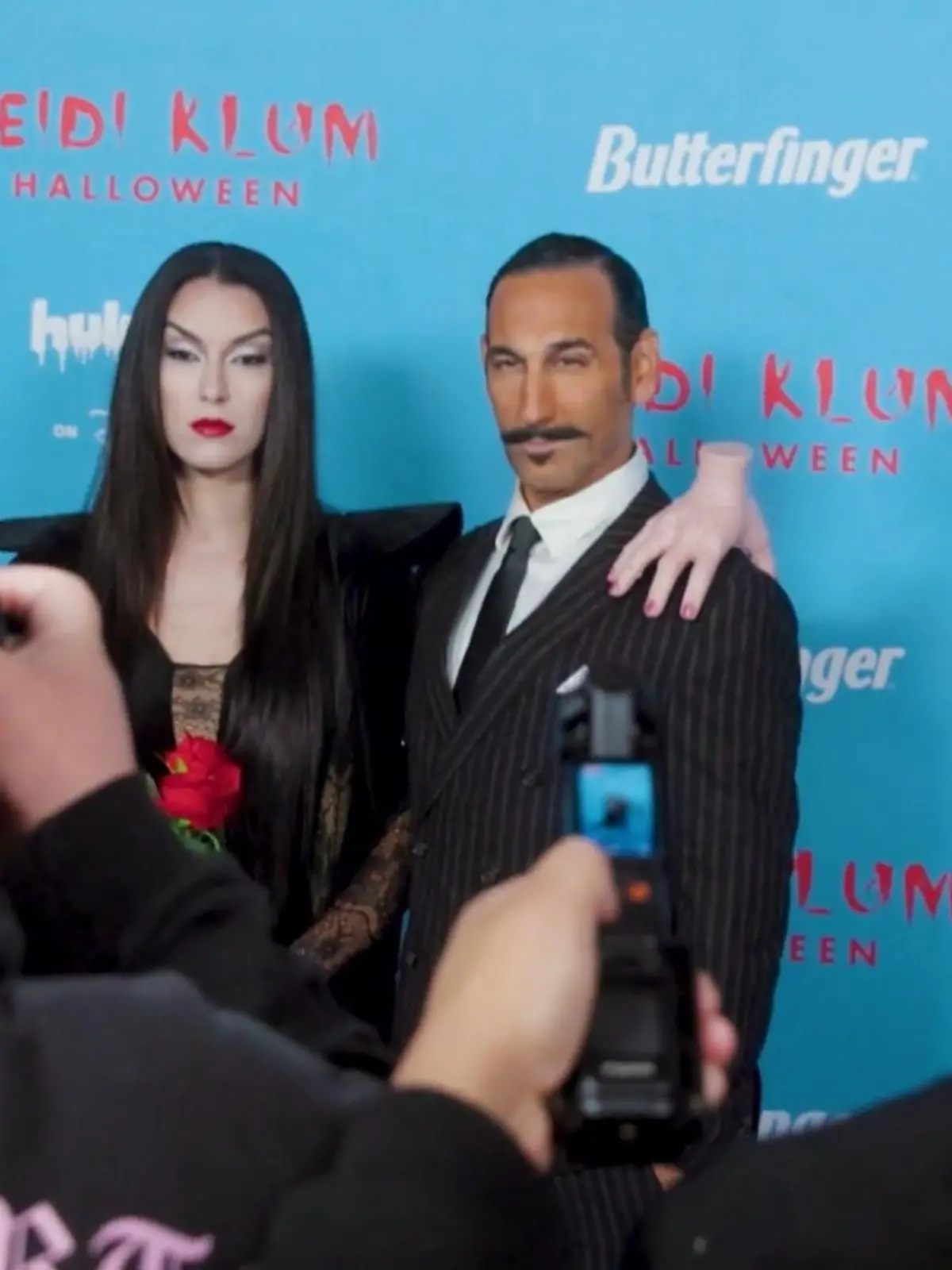 Bild zu: "Rebecca Mir und Massimo Sinato feiern bei Heidi Klums Halloween-Party"