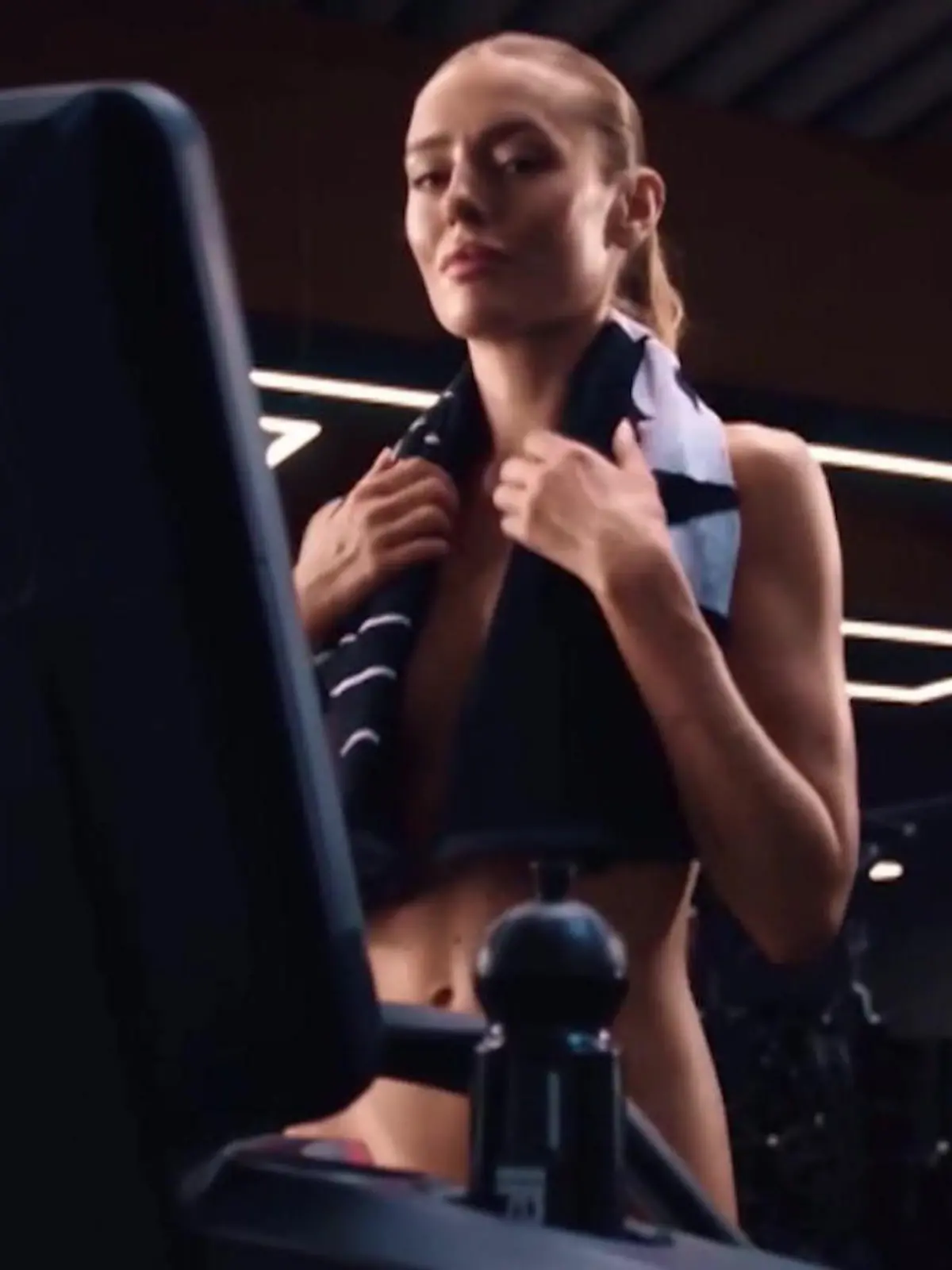 Bild zu: "„Arsch hoch, Beine breit”! Deutsche Fitnesskette schockiert mit Nackt-Kampagne"