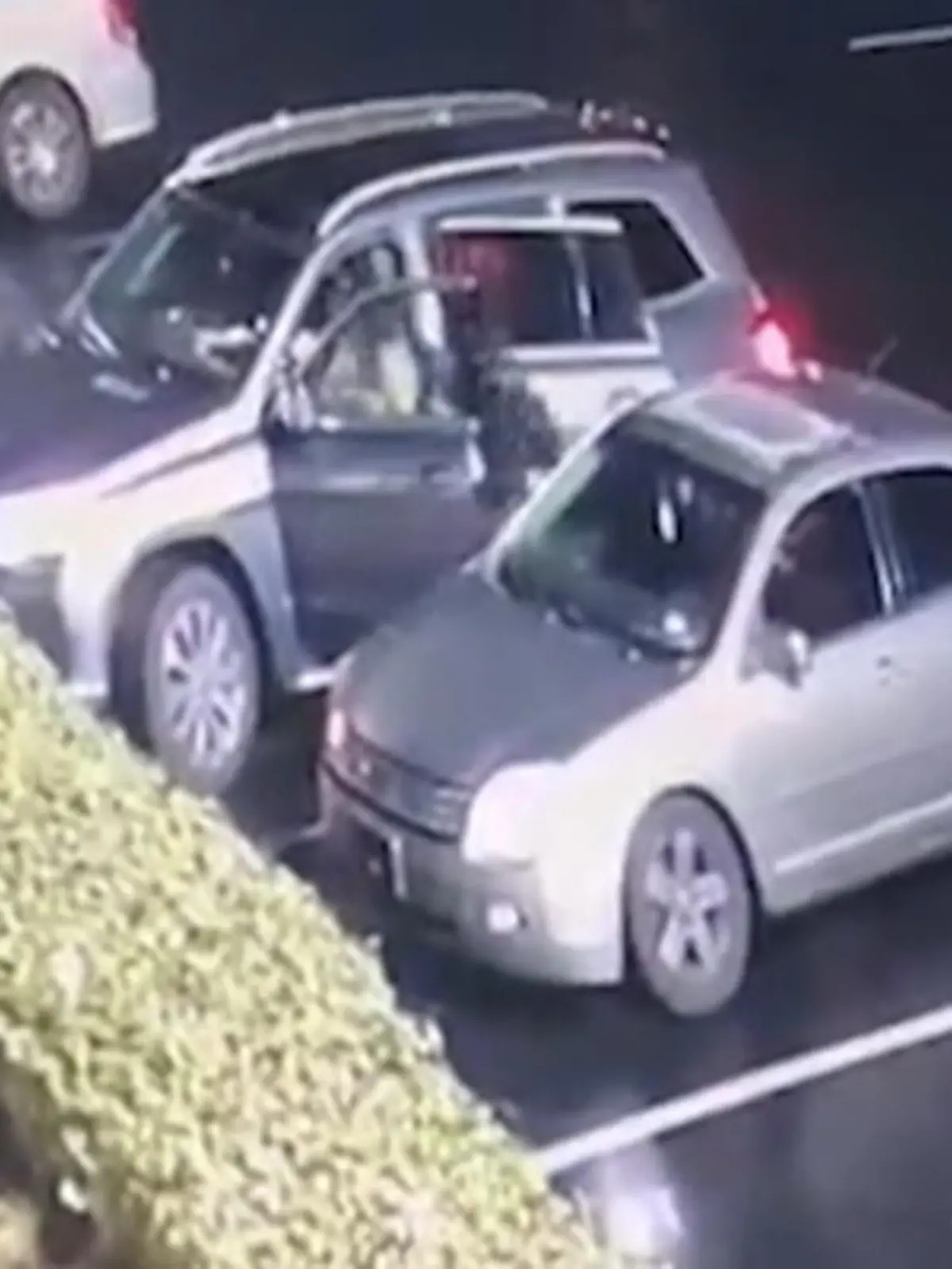 Das hätte für die Frau aus Memphis im US-Bundesstaat Tennessee richtig mies ausgehen können: Am Freitag versuchten zwei Männer sie auf dem Parkplatz vor dem Einkaufszentrum „Saddle Creek“ gegen 20 Uhr zu entführen, als sie gerade in ihr Auto steigen wollte. Das Video zeigt die unfassbaren Szenen.