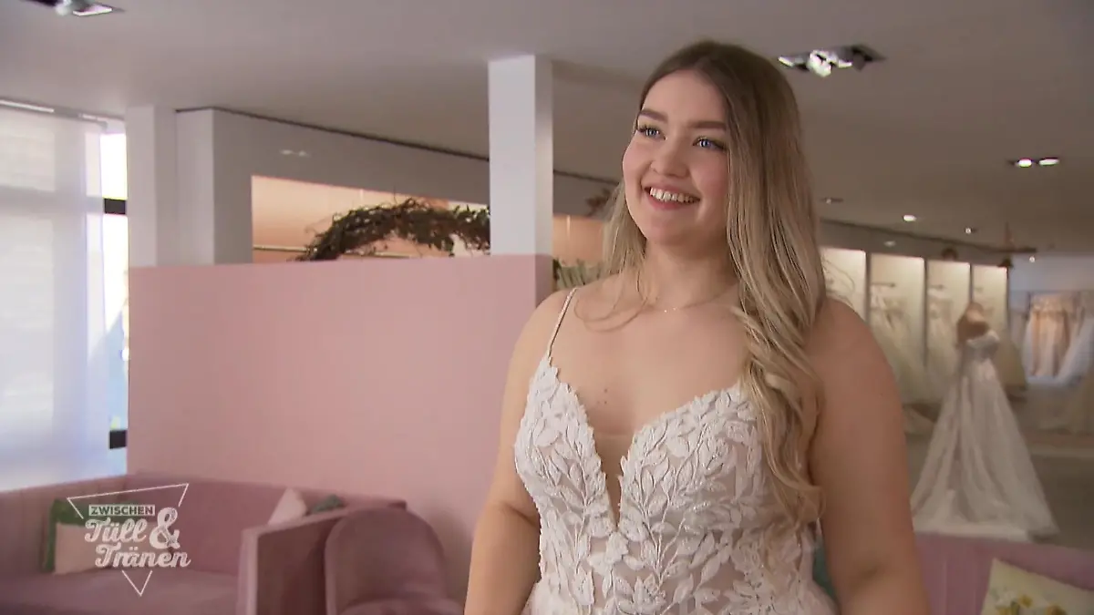 Bei Braut Leonie ist das letzte Modell der Vorauswahl dran Mit Blätterspitze in Oberteil