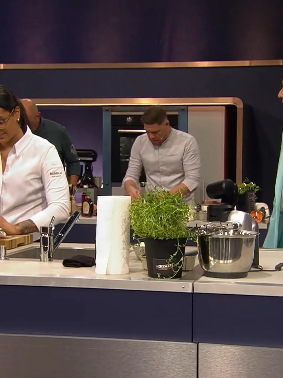 Bild zu: "Ralf Zacherl und Alina Meissner-Bebrout am Herd"