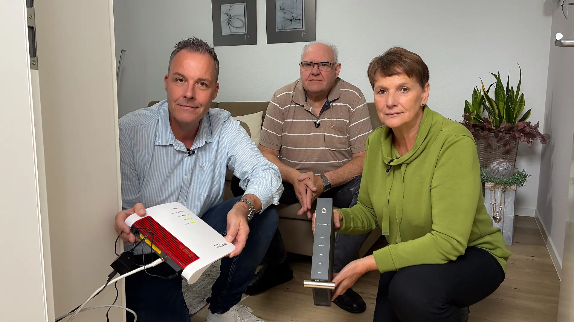 RTL-Reporter Thorsten Sleegers hilft dem Ehepaar Eschen.