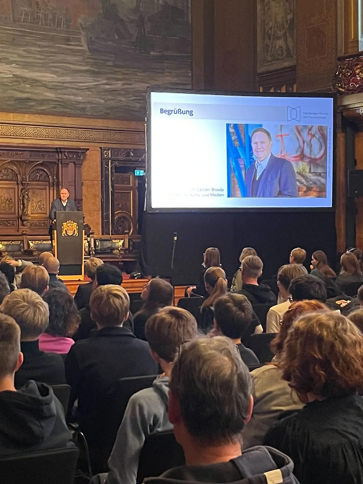 Bild zu: "Carsten Brosda (SPD) warnt Jugendliche vor falschen Informationen im Netz"