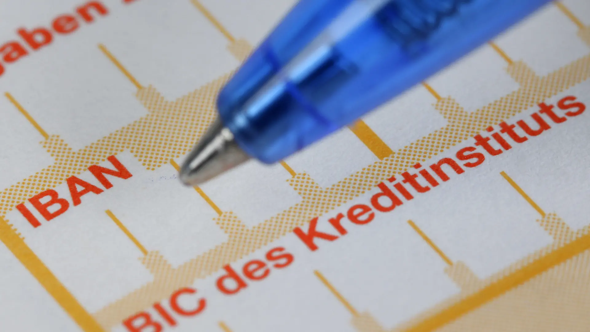 ARCHIV - ILLUSTRATION - Ein Kugelschreiber ist am 22.01.2008 in Frankfurt/Main neben einem Überweisungsträger mit den Schriftzügen «IBAN» und «BIC» zu sehen. Am 01.02.2014 startet der einheitliche europäischen bargeldlose Zahlungsverkehr Sepa (Single Euro Payments Area). Foto: Uwe Anspach/dpa (zu dpa «IHK: Sorgen vor Umstellung des europäischen Zahlungsverkehrs Sepa» vom 07.10.2013) +++(c) dpa - Bildfunk+++