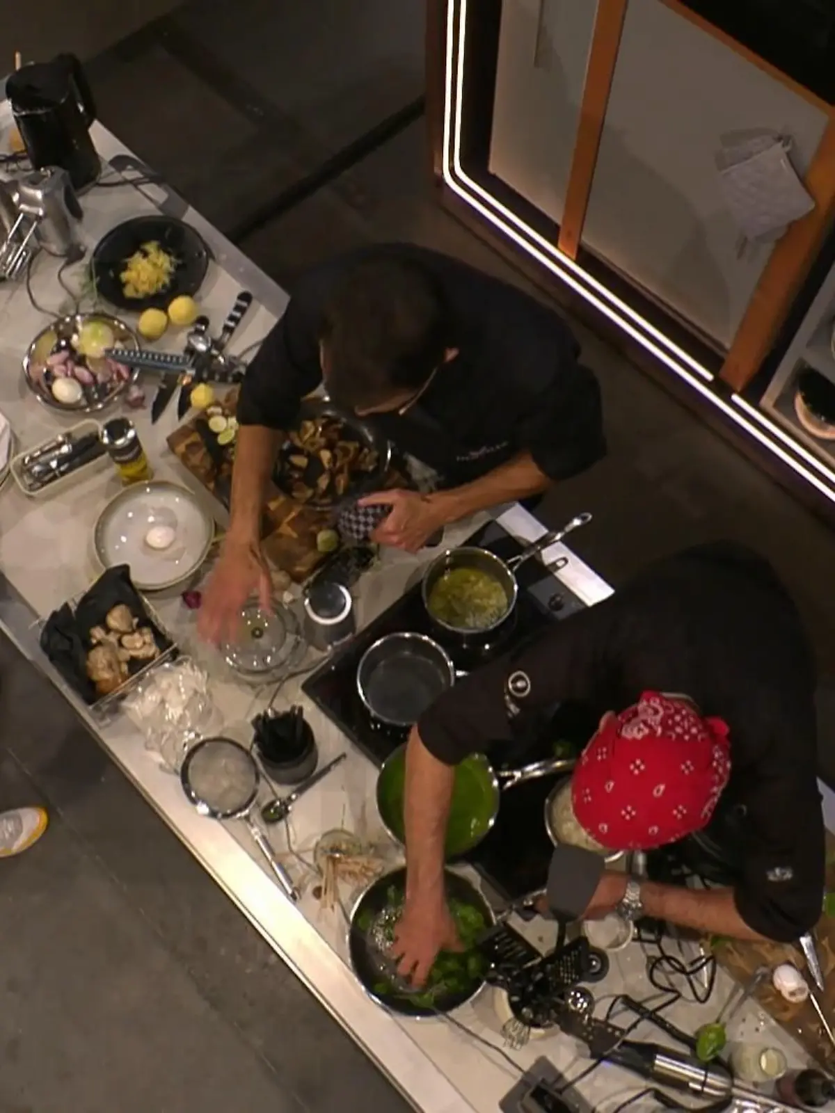 Bild zu: "Finale Küchen-Action vor der Jurybewertung"