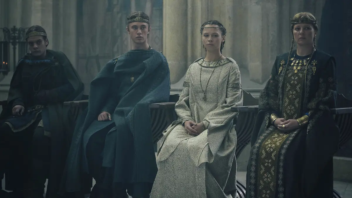 Königin Ute (Jördis Triebel, r.) mit ihren Kindern (v.l.) Gernot (Bela Lenz), Giselher (Alessandro Schuster) und Kriemhild (Lilja van der Zwaag)