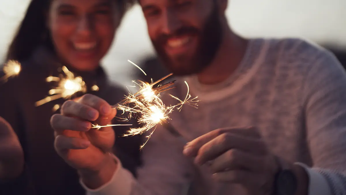Paar feiert Silvester im Ausland