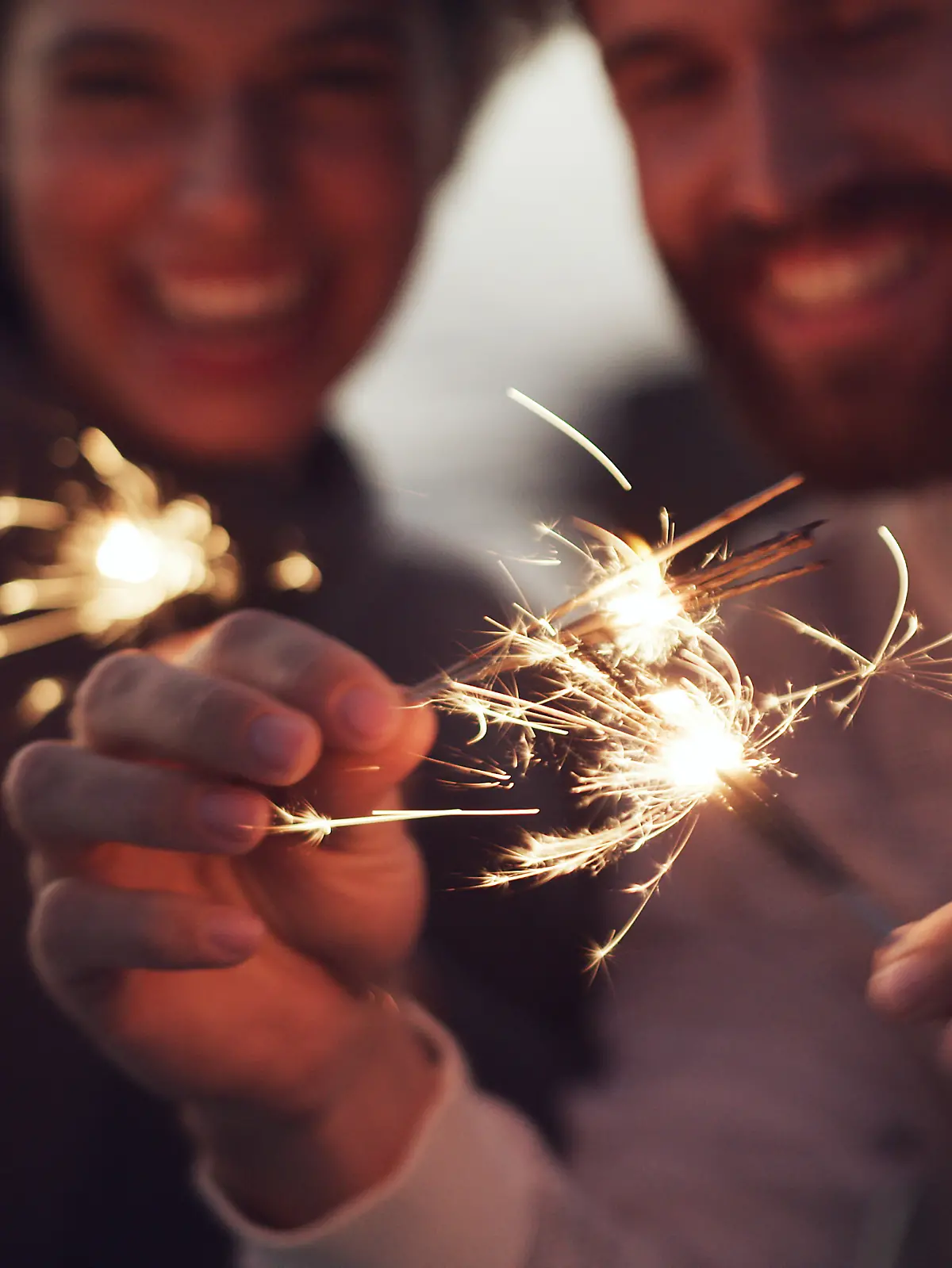 Paar feiert Silvester im Ausland