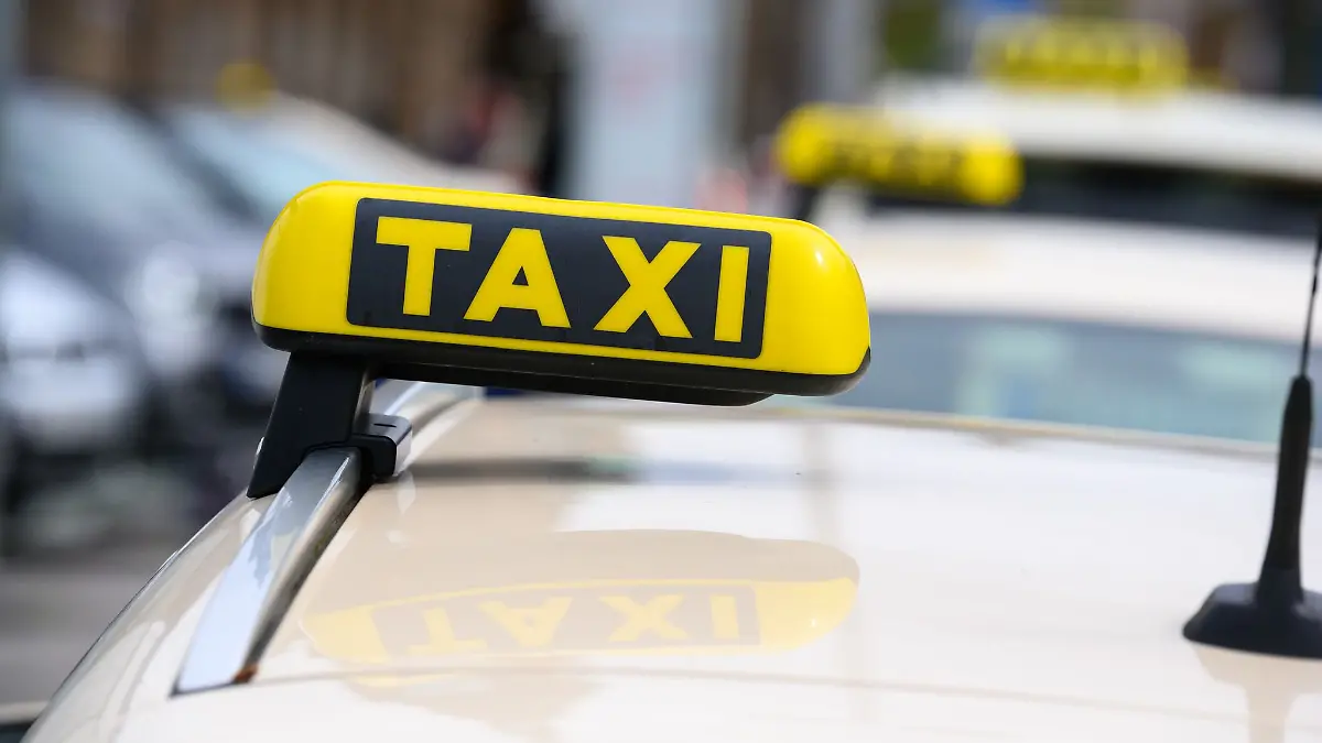 In Hamburg wurde am Samstagmorgen ein Taxifahrer überfallen. (Symbolbild)