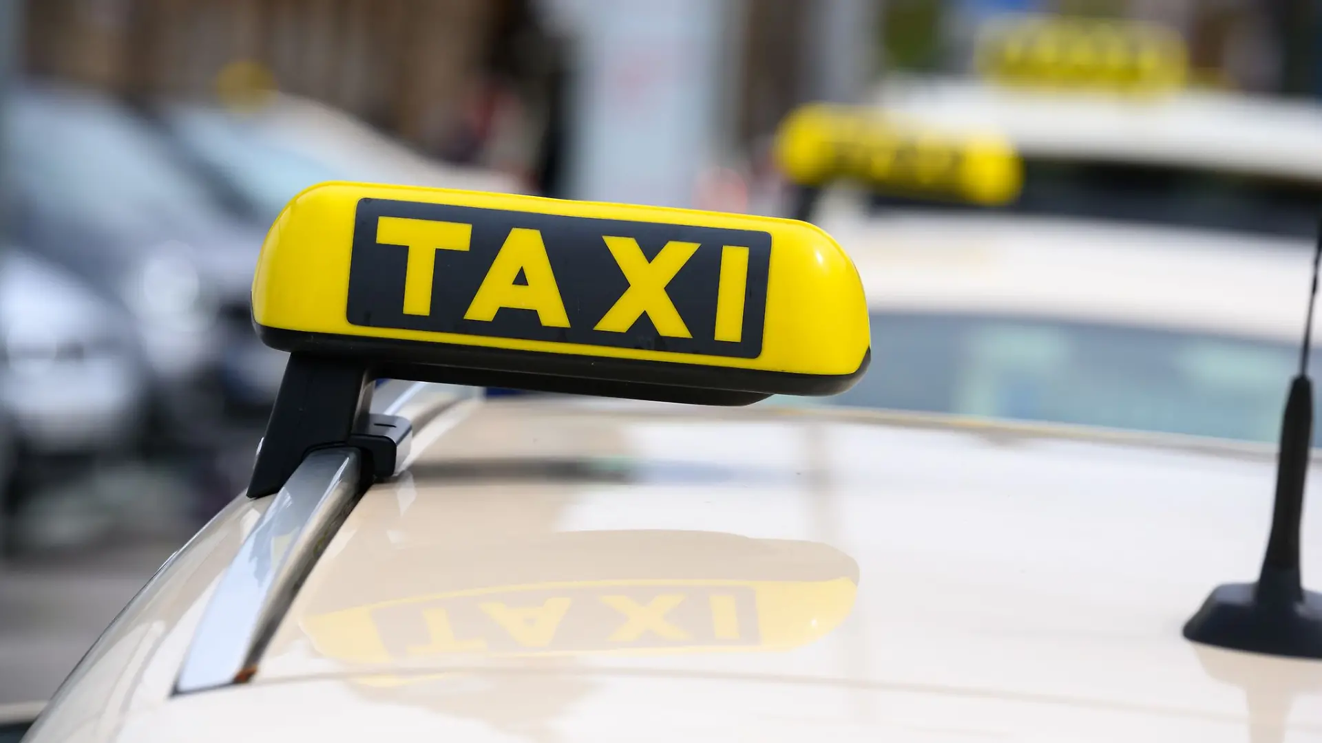 In Hamburg wurde am Samstagmorgen ein Taxifahrer überfallen. (Symbolbild)
