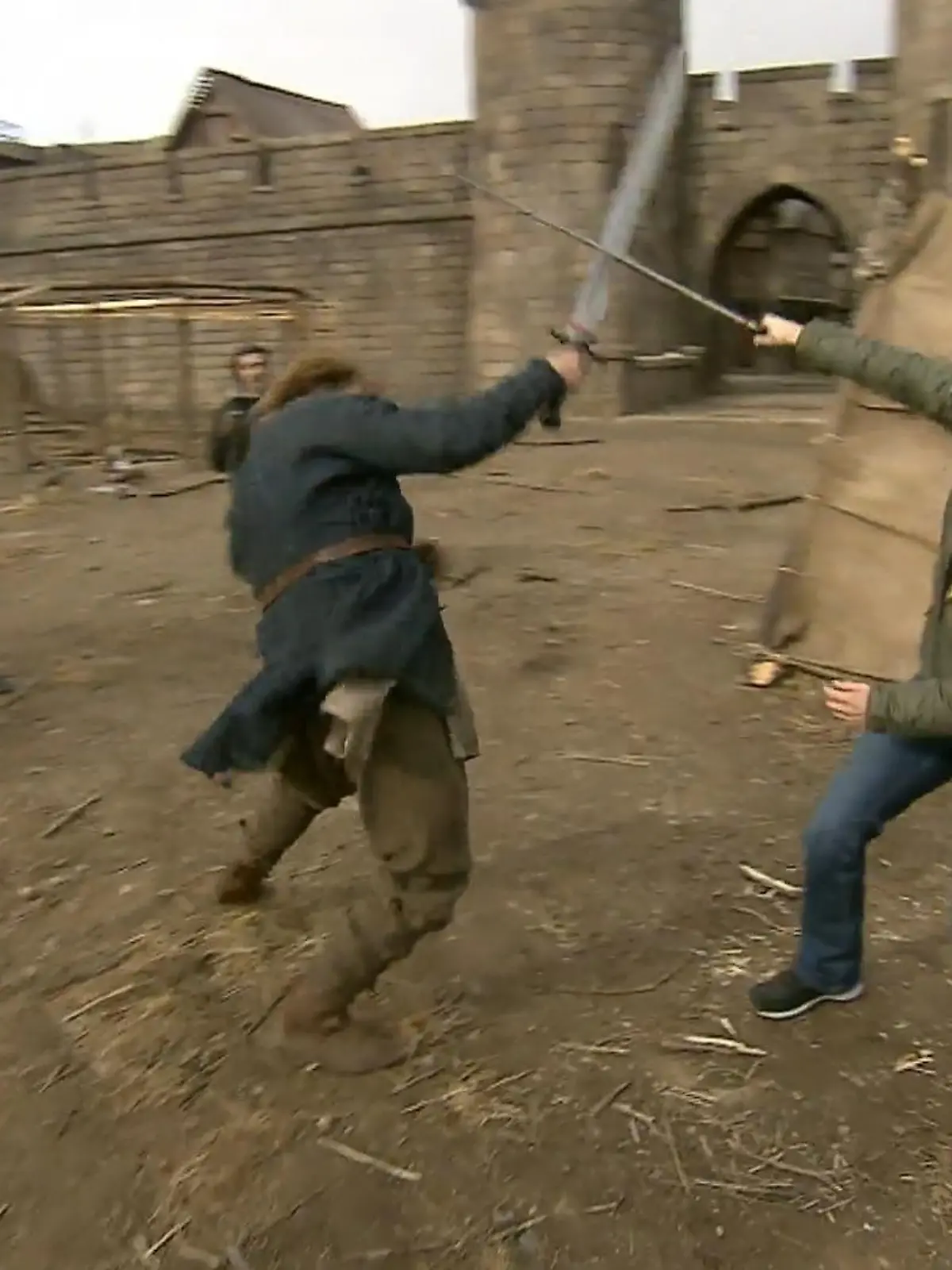 Bild zu: "Angela Finger-Erben übt sich im mittelalterlichen Schwertkampf"