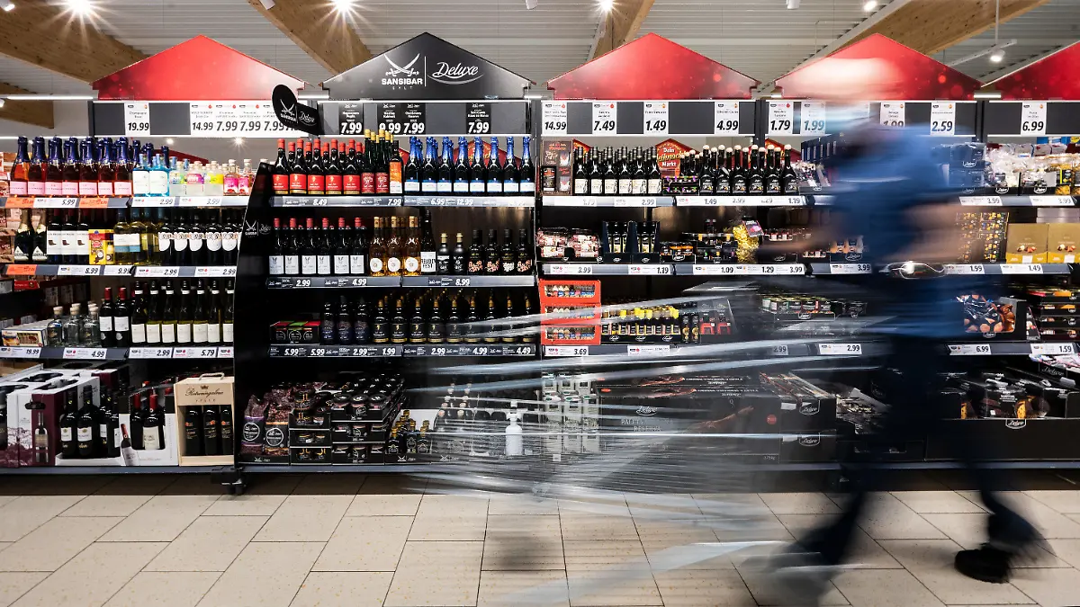 ARCHIV - 15.12.2021, Nordrhein-Westfalen, Kaarst: Ein Mann geht mit seinem Einkaufswagen in einer Lidl-Filiale an Regalen mit Sansibar und Deluxe-Produkten vorbei. In Nordrhein-Westfalen hat sich die Inflation Ende des Jahres abgeschwächt. Im Dezember seien die Verbraucherpreise im Jahresvergleich um 8,7 Prozent gestiegen, teilte das Statistische Landesamt am Dienstag mit. Im November hatte die Inflationsrate 10,4 Prozent betragen. (zu dpa «Inflation in Nordrhein-Westfalen schwächt sich deutlich ab») Foto: Federico Gambarini/dpa +++ dpa-Bildfunk +++