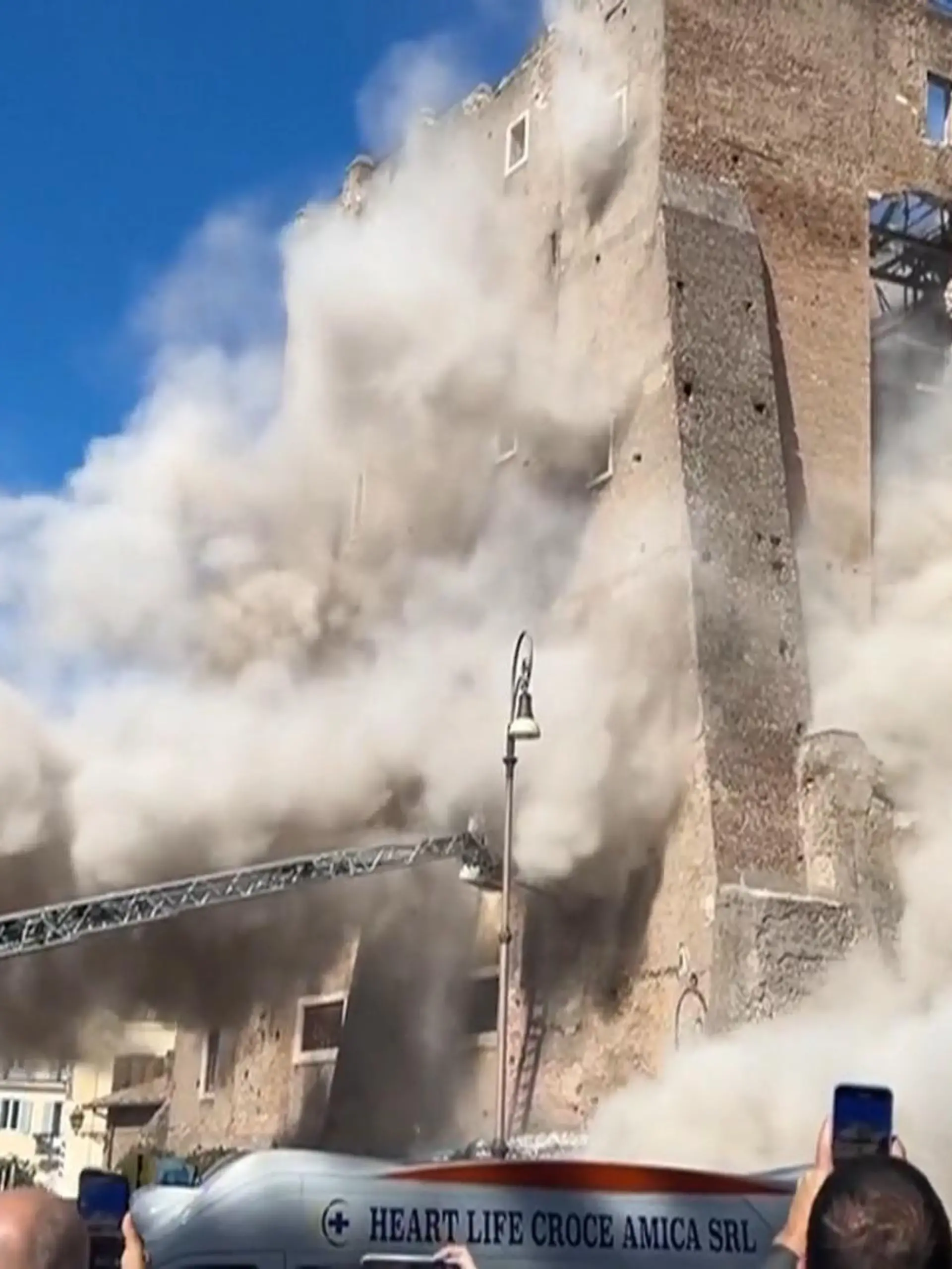 Bild zu: "Während Feuerwehreinsatz! Sehenswürdigkeit in Rom stürzt plötzlich ein"