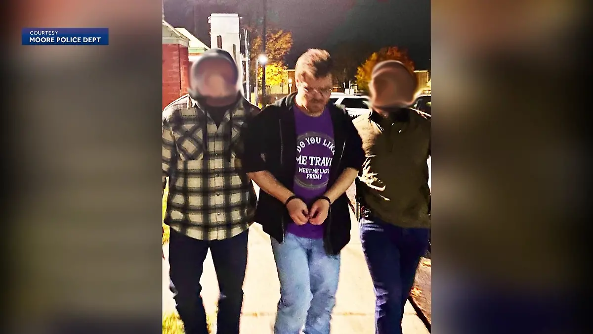 Anthony Lennon wird von der Polizei in Kanton im US-Bundesstaat New York festgenommen. 