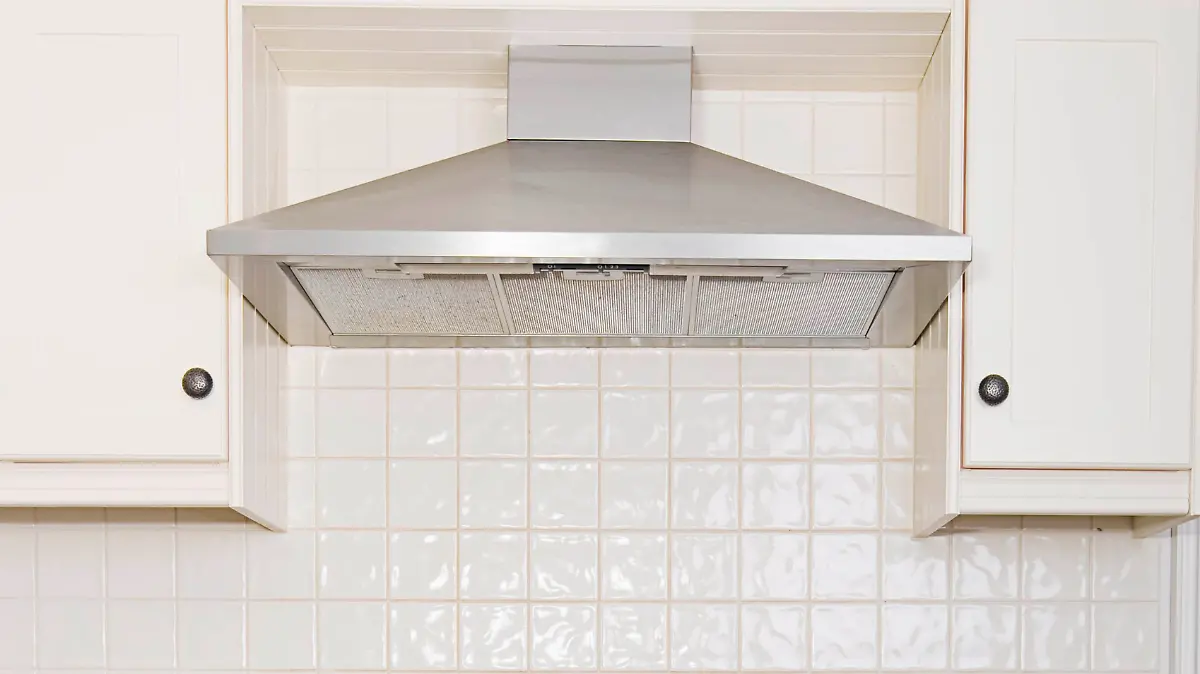 Bild einer Küche, eines Herdes und einer Dunstabzugshaube