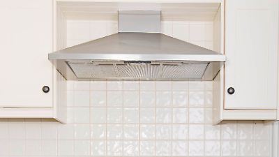 Filter der Dunstabzugshaube reinigen: Dieser Putz-Fehler ist gefährlich – aber viele machen ihn!