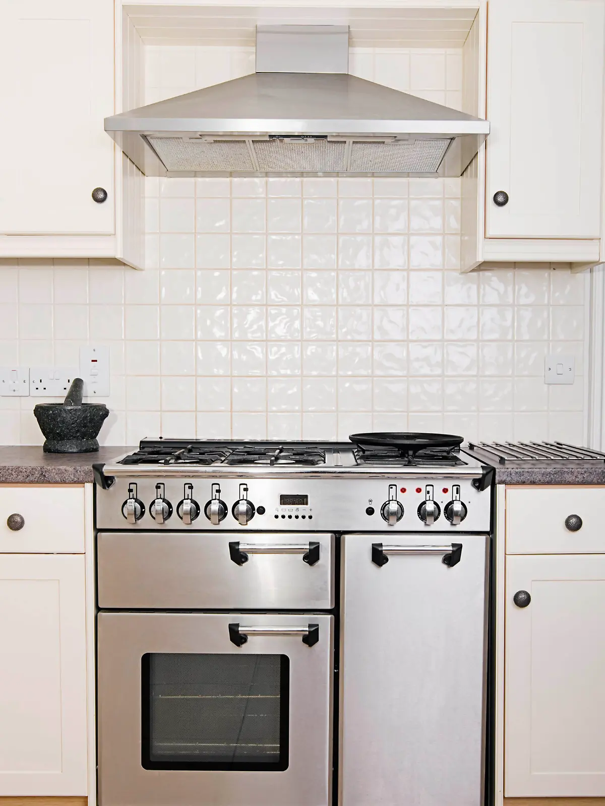 Bild einer Küche, eines Herdes und einer Dunstabzugshaube